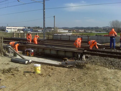 Squadra impegnata in lavori ferroviari