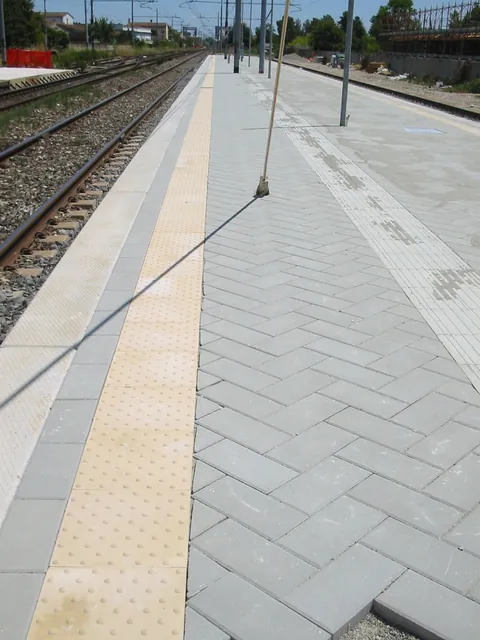 Percorso lungo la banchina