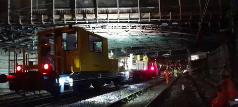 Mezzo operativo nel cantiere notturno