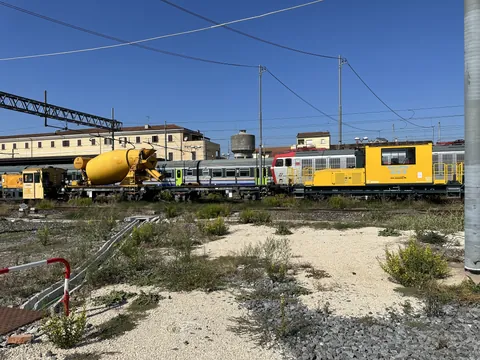 Mezzi aziendali nel piazzale ferroviario