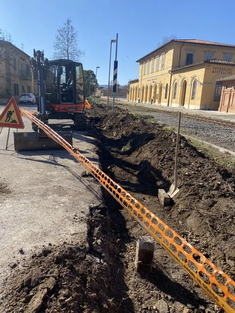 Scavi lungo la banchina ferroviaria