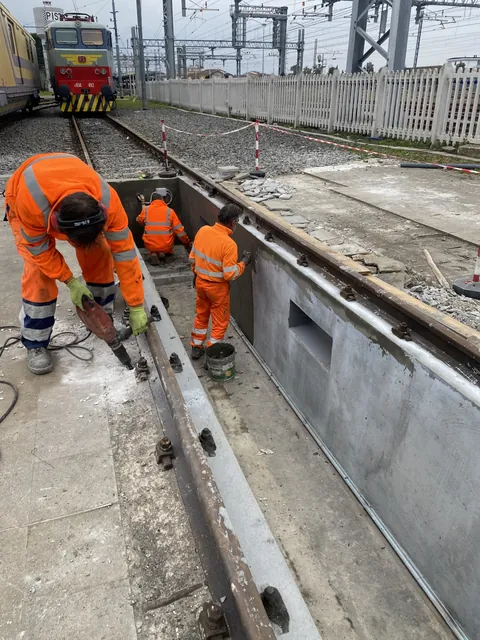 Squadra al lavoro in cantiere
