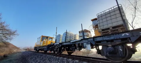 Carro ferroviario per trasporto materiali